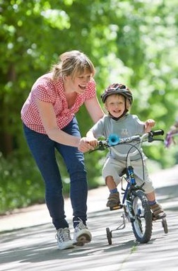 научить ребенка кататься на велосипеде
